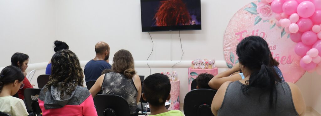 Comemorações do Dia das Mães no HMB (Hospital Municipal da Brasilândia) promovem humanização e fortalecem laços familiares.