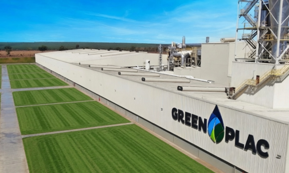 A Greenplac MDF avança com uma nova prensa de MDF revestido, parte de um investimento de R$ 120 milhões. A instalação em Água Clara (MS) aumentará a capacidade produtiva para 20 mil m³ por mês. José Roberto Colnaghi, Presidente do Conselho de Administração da Colpar Brasil, afirma: "Seguimos firmes, com investimentos consistentes e decisões responsáveis."