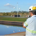 Operário observa o reservatório de águas pluviais utilizado pela GreenPlac em sua fábrica em Água Clara, no Mato Grosso do Sul, empresa de José Roberto Colnaghi, da Asperbras