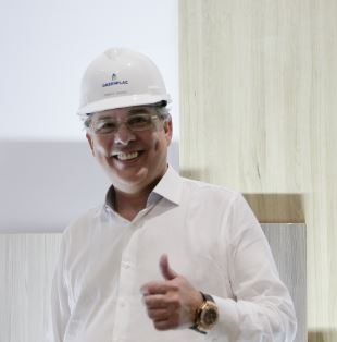 José Roberto Colnaghi, da Asperbras, ao lado de placas de MDF produzidas pela GreenPlac, empresa do Grupo Asperbras que industrializa madeira certificada