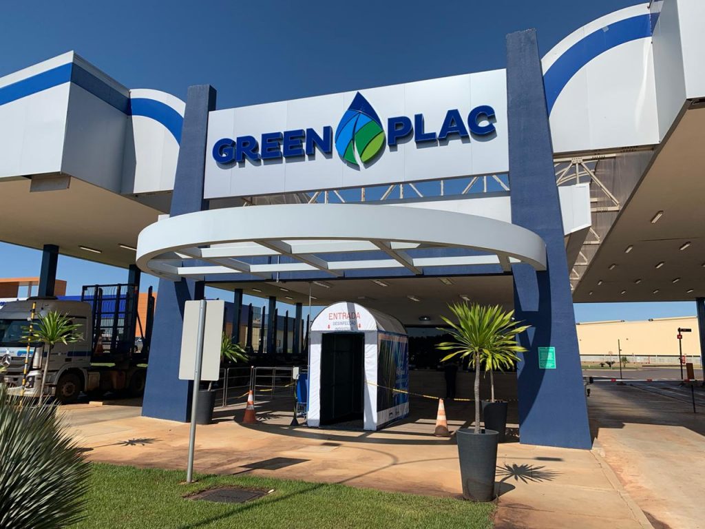 Entrada do complexo industrial da Greenplac em Água Clara, no Mato Grosso do Sul, primeira unidade em que a cabine de desinfecção foi instalada. Grupo Asperbras. Foto: Divulgação.