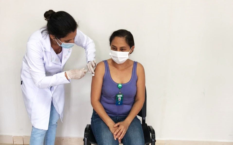 Profissionais do Hospital Regional de São Luís de Montes Belos – Dr. Geraldo Landó (HRSLMB) foram vacinados contra a Covid-19