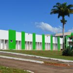 Fachada do hospital de formosa em verde e branco. Um coqueiro na frente e céu azul. Processo seletivo aberto em formosa.