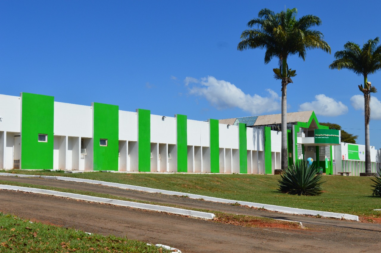Fachada do hospital de formosa em verde e branco. Um coqueiro na frente e céu azul. Processo seletivo aberto em formosa.