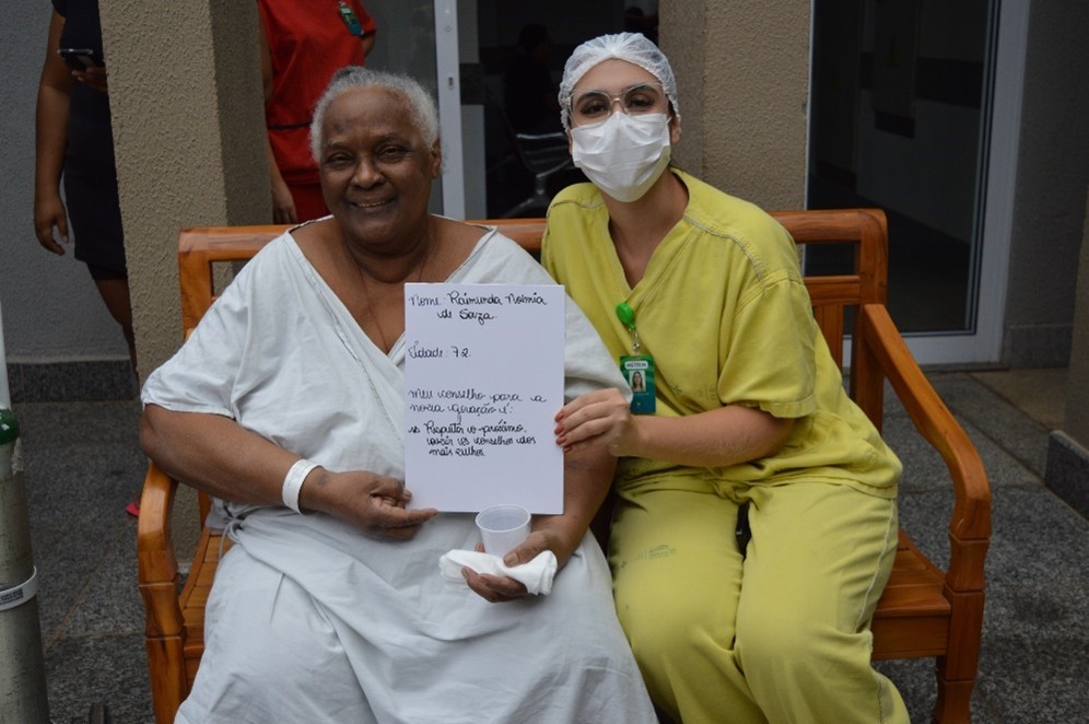 Momento lúdico para os idosos no Hospital Estadual de Trindade (Hetrin), unidade gerida pelo Instituto de Medicina, Estudos e Desenvolvimento (IMED)