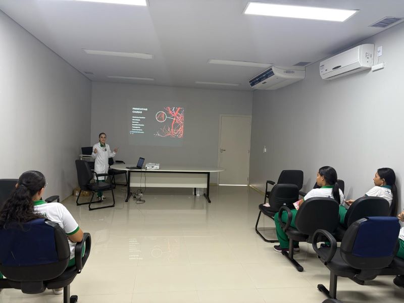 Profissionais da Policlínica Estadual da Região Nordeste II - Posse participaram de uma palestra educativa conduzida pela nutricionista Millena Macedo, focando na importância do diagnóstico precoce da hipertensão arterial e na adoção de hábitos saudáveis.