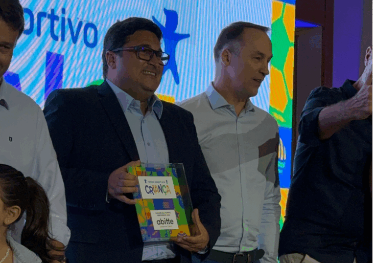 Cerimônia do Prêmio Brotar 2025, onde a Abitte Urbanismo foi homenageada por sua contribuição ao desenvolvimento infantil e inclusão social.