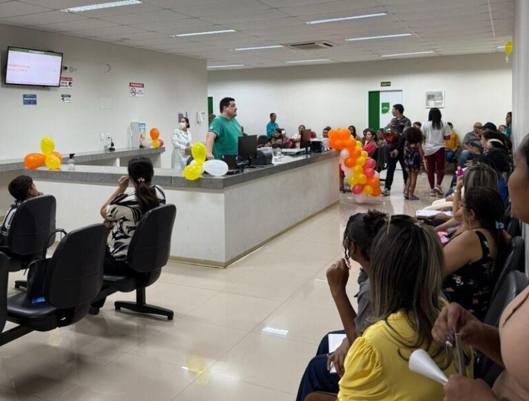 Ação educativa sobre saúde infantil na Policlínica Estadual da Região do Entorno, promovendo a importância da vacinação e alimentação saudável.