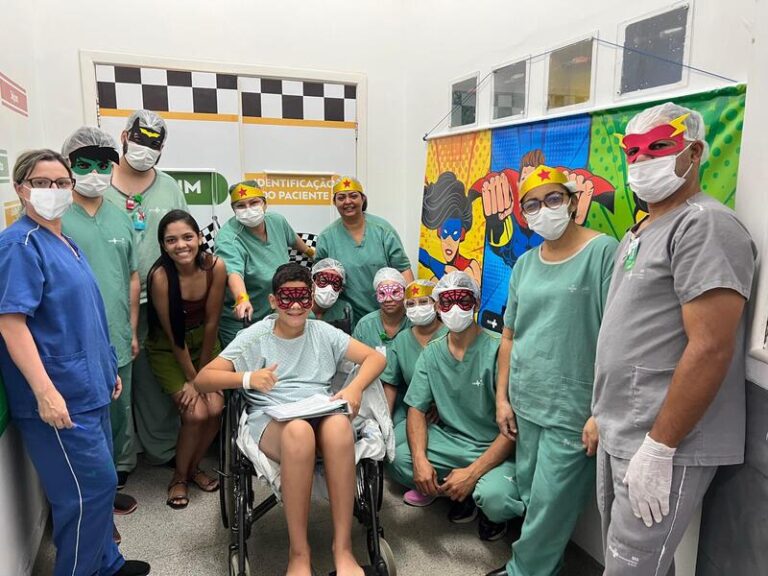 Criança escolhendo aroma para anestesia em ambiente hospitalar lúdico no Hospital Estadual de Trindade - Hetrin