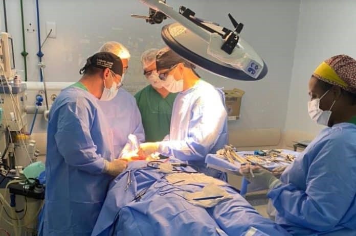 Equipes médicas da MedPlus, gerida por Tiago Simões Leite no Hospital Municipalizado Adão Pereira Nunes (HMAPN) atendendo vítimas de traumas e armas de fogo no Rio de Janeiro.