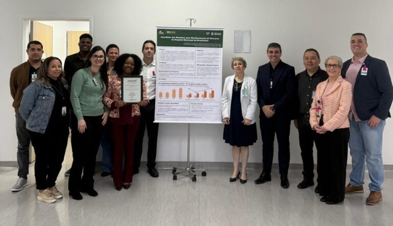 Representantes dos setores envolvidos no projeto e membros da diretoria do HMB posam juntos após o reconhecimento no Prêmio Amigo do Meio Ambiente.