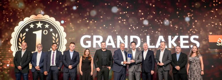 Grand Lakes Veículos é premiada como melhor representante da Volkswagen e destaca projeto inovador de transporte em Angola. Marca pertence a Adone Holding e parceira da Volkswagen Caminhões e Ônibus