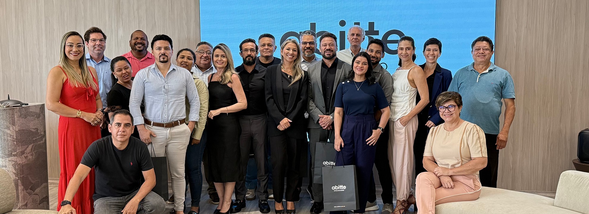 Abitte Urbanismo, em Cuiabá, capacita corretores em projetos inovadores, com tour guiado pelos empreendimentos. Marca pertence a holding Colpar Brasil
