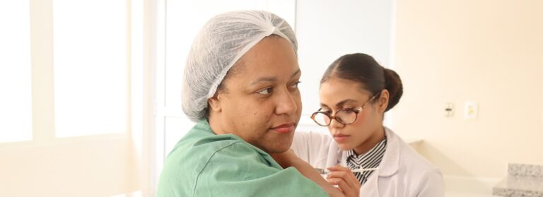 A vacina contra a Influenza no Hospital Municipal da Brasilândia (HMB), na zona norte de São Paulo, promove a saúde e segurança dos profissionais.