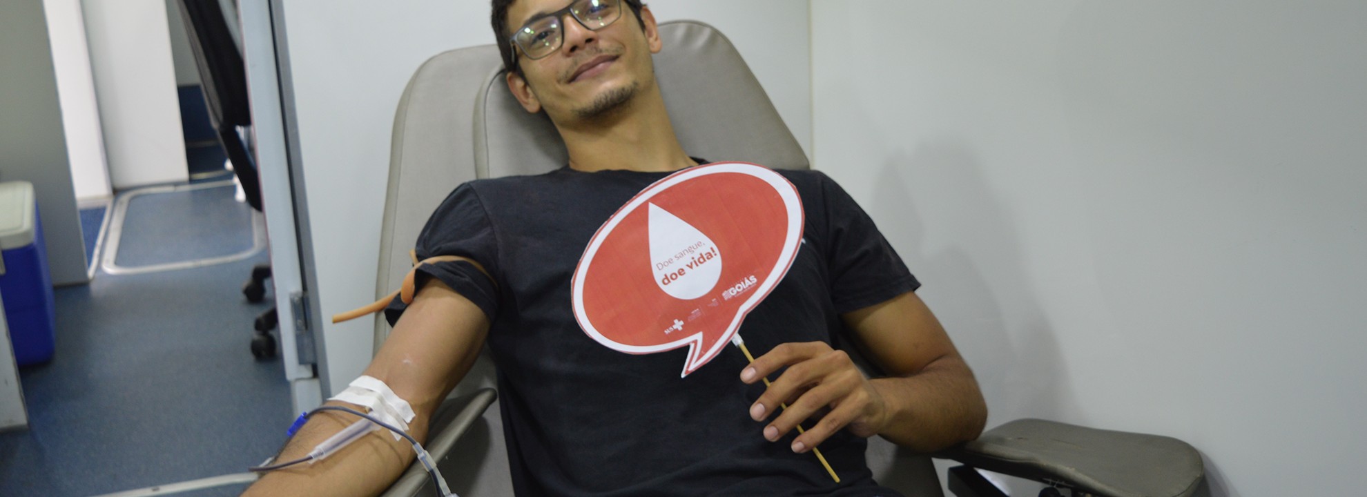 Ação de coleta de sangue no Hospital Estadual de Trindade (Hetrin) com unidade móvel, promovendo a solidariedade e a saúde da comunidade.
