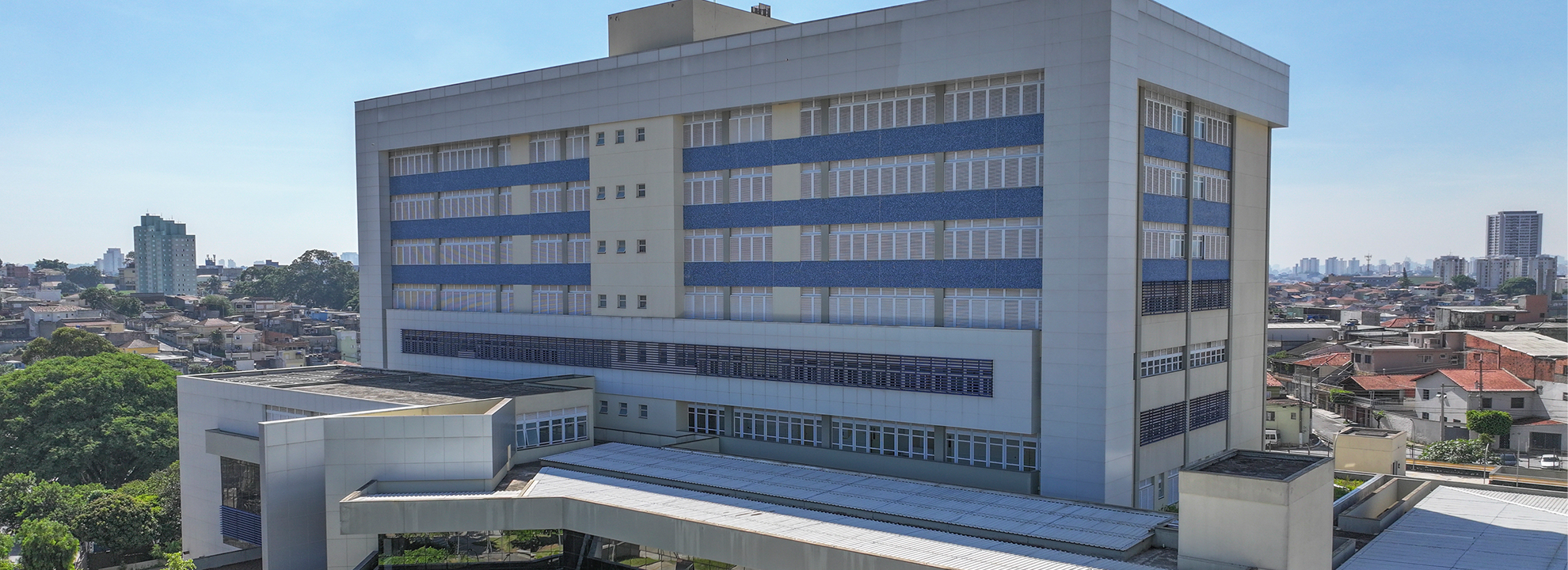 O Hospital Municipal da Brasilândia (HMB), administrado pelo IMED em parceria com a Prefeitura de São Paulo, registrou mais de 139 mil atendimentos nos cinco primeiros meses de 2026. Com 323 leitos e serviços de urgência, internação, cirurgias, exames e ações de humanização, a unidade amplia o acesso à saúde e fortalece o atendimento à população da região.