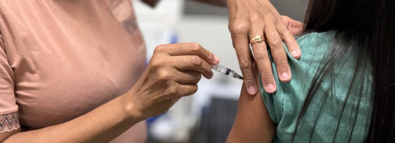 O Hospital Estadual do Centro-Norte Goiano (HCN) em Uruaçu promoveu uma campanha de vacinação, imunizando mais de 200 profissionais da saúde contra a Influenza e outras doenças, garantindo segurança a todos.