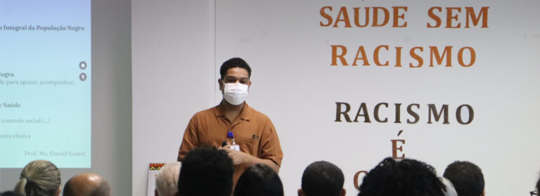 Colaboradores do Hospital Municipal da Brasilândia participam do evento "Prevenção e Combate ao Racismo nas Unidades Hospitalares", realizado em 2025, durante uma palestra sobre igualdade racial.
