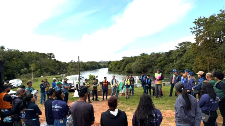 O Greenplac Por Águas Mais Limpas, em Água Clara (MS), é um projeto que une limpeza de rios e córregos à educação ambiental, retirando resíduos e promovendo a conscientização da população sobre a preservação.