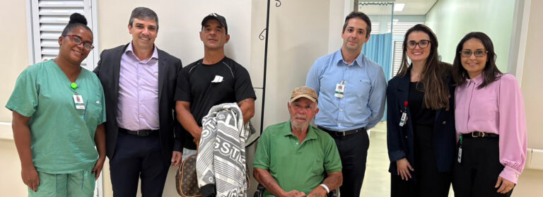 O Hospital Municipal da Brasilândia (HMB), em São Paulo, encontrou a família de José Vicente Rodrigues, de 81 anos, que estava desaparecido após um AVC. O Serviço Social mobilizou esforços, incluindo redes sociais, para garantir o reencontro familiar.
