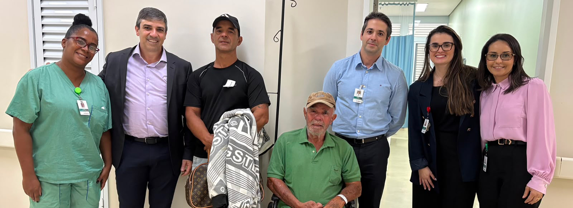 O Hospital Municipal da Brasilândia (HMB), em São Paulo, encontrou a família de José Vicente Rodrigues, de 81 anos, que estava desaparecido após um AVC. O Serviço Social mobilizou esforços, incluindo redes sociais, para garantir o reencontro familiar.