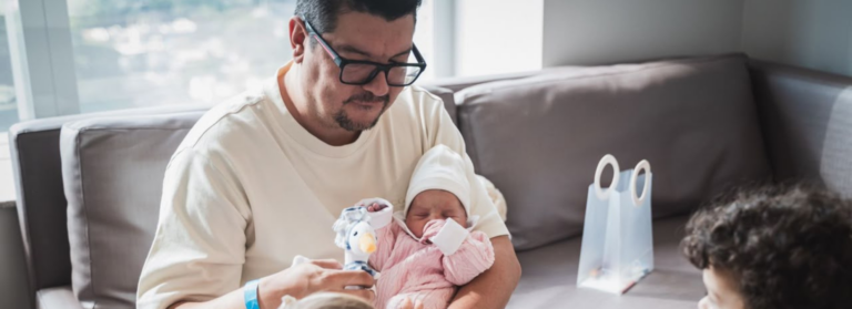 Pediatra, Tiago Simões Leite enfatiza que as crianças não precisam de mais brinquedos, mas sim de tempo de qualidade com os pais. Brincar é junto é o melhor presente. Leia a Matéria!